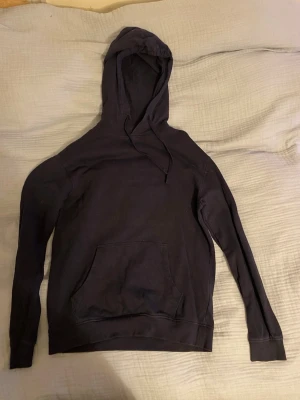 Fin mörkblå blå Hoodie - Cozy hoodie, möjligt vis lite ful i färgen men har inte används mycket. skriv om ni undrar om något 💕