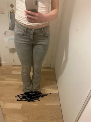 Grå bootcut jeans - Säljer dessa grå bootcut midwaist från Gina Tricot i strlk 36. Jeansen är i mycket bra skick. Kontakta mig vid frågor🥰