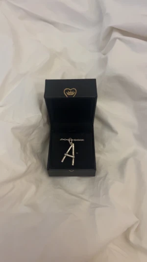 Maria Nilsdotter bokstavshalsband  - Säljer ett Maria nilsdotter halsband, kedjan är helt ny från Maria Nilsdotter och i längd 50, men bokstaven är lite använd. Nypris 1995kr!!💞💞