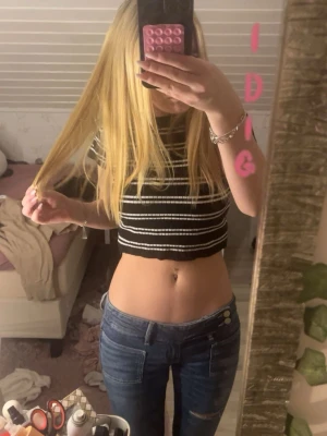 Svartvit randig croppad topp - Säljer en jättefin svart croppad topp med vita horisontella ränder.  💗💗