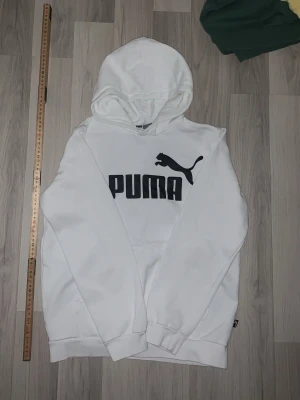 Vit hoodie - Vit hoodie från Puma, bra för hösten