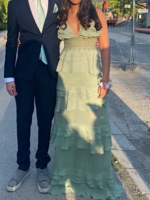 Balklänning - Min gröna balklänning från TRUE DECADENCE nypris: 2000kr I storlek 8 men skulle säga passa S, axelbanden är justerbara. Perfekt till kommande baler eller andra tillfällen 