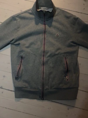 Moncler Tröja - Säljer en sällsynt grå ziptröja från Moncler. Tröjan är i mycket bra skick och endast använd ett par gånger. Det är bara att skriva ifall du har någon fråga! 🙏💫