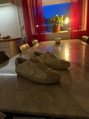 Vita sneakers från Philippe Model - Säljer ett par vita Philippe Model. Dom är använd ett fåtal gånger och är som nya. Kartong och kvitto följer med.