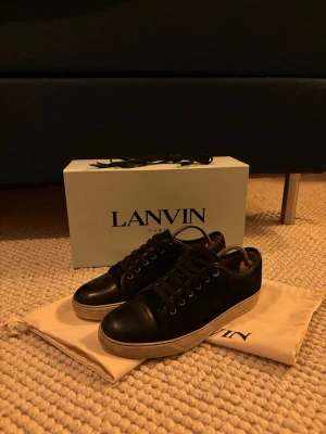 Lanvins - Säljer dessa sjukt feta lanvins i färgen black med en matt cap toe. UK 7 vilket motsvarar 41/42! Det är lite slitet på cap toen men inget man märker av eller ser tydligt vid användning. Skicket är 8/10,  mitt pris är 1699kr och allt OG tillkommer. Pris kan diskuteras vid snabb affär! 