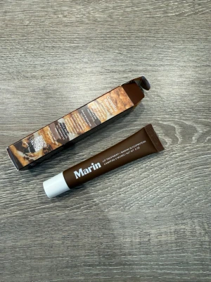 Marin lipbalm ”campfire s’mores” - Jag säljer ett helt oöppnat och oanvänt läppbalsam från märket Marin skincare, i doften "campfire s'mores". Den är 15ml och är genomskinlig i färgen, dvs ger ingen farg. Applikatorn ar mjuk, precis som på summer fridays. Märket säljs bara online i USA och jag beställde det till mitt hotell sist jag var där. Dock fick jag dubbla ordrar och så jag säljer därför vidare de🫶🏼 Mer information kan ni söka på deras hemsida! (säljer även likadant i smaken "strawberry rhubarb")