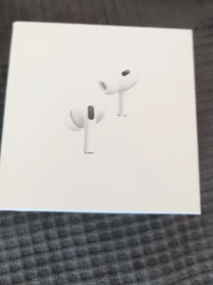 AirPods Pro 2 - Säljer ett par Apple AirPods Pro i originalförpackning med laddningsetui, USB-C kabel och dokumentation. , perfekt för dig som vill ha trådlösa hörlurar med aktiv brusreducering och hög ljudkvalitet. 1:1