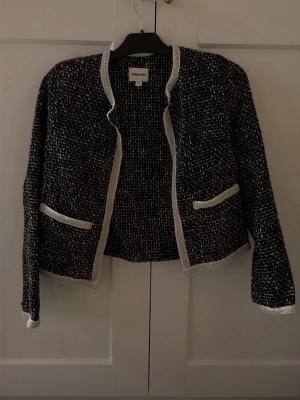 Svartvit kavaj från Kappahl - Superfin! 💞