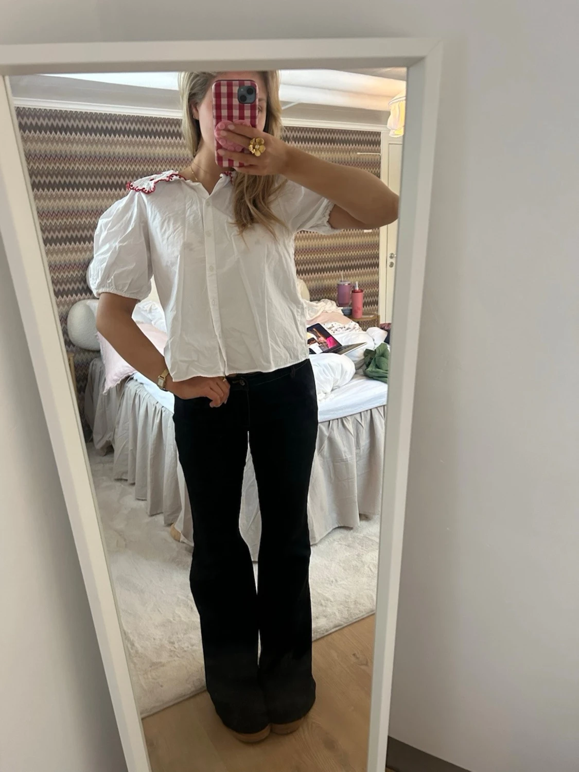 Vit blus med puffärm och broderad krage - 1