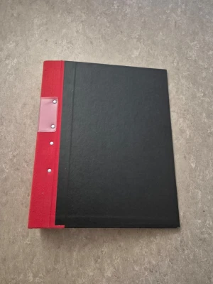 Gaffelpärm - Gaffelpärm med triomekanism i metall och delbar trärygg.