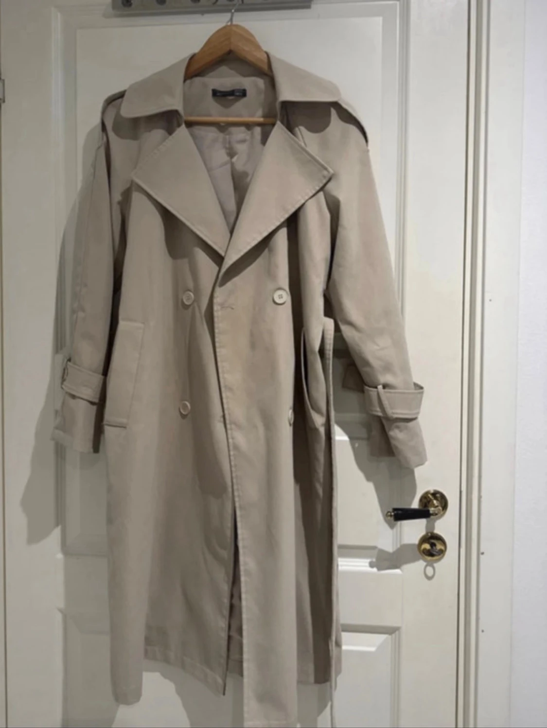 Beige trenchcoat från Dazy - 1