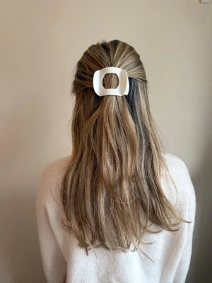 Platt vit hårklämma - Superfin trendig hårklämma, från Molli i färgen vit. Klämman är 8cm och är helt ny och oanvänd🤍 Finns även i färgerna brun och svart i min profil!