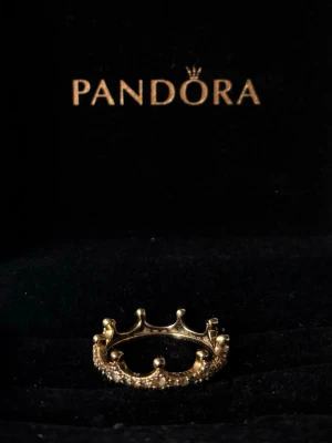 Guldfärgad kronring från Pandora - Storlek S/M