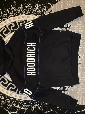 Hoodrich  - En fin och snygg Hoodrich som passar båda tjejer och killar Har använt den 3-5 Gånger Köpte den för 799 kr och jag säljer den för bästa Priset 
