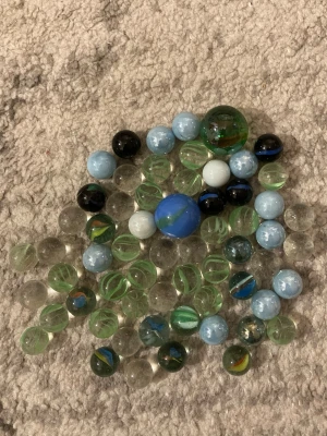  Glaskulor  - Bilderna visar en samling kulor i olika färger och mönster. Roligt att använda till kasta kula. Frakten är ca 22-100kr beroende på vikten på produkten . Kontakta mig om du vill köpa.