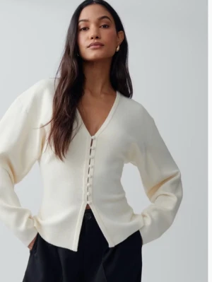 Beige/vit kofta  - Jätte fin vit kofta från Gina, jag har bara testat den 1-2 gånger. Men säljer pga av att den e för stor, skriv för frågor/bilder❤️