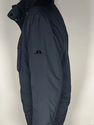 J.Lindeberg field jacket - Säljer en riktigt snygg och trendig J.Lindeberg field jacket i fint skick, storlek L, vid frågor är det bara att skriva //Gramenti