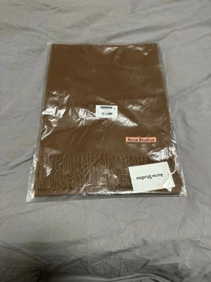 Brun halsduk i kashmir från Acne Studios - Helt ny oanvänt ny pris 2300 kr 