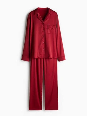 Mörkröd satin pyjamas - Stilren röd väst i siden med klassisk krage och knäppning framtill. Västen har en slät yta och en enkel bröstficka som detalj. Perfekt för dig som vill addera lite färg till din outfit.