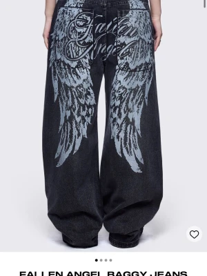 Minga London - Säljer dessa minga london jeans då de va lite för stora för mig! Helt nya, oanvända. Storlek 44-46, så sjukt snygga men passar tyvärr inte mig :(