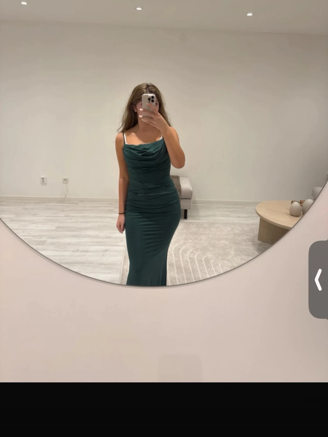 Mörkgrön långklänning med drapering