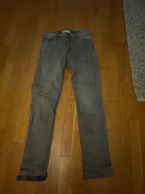 Grå jeans från Stock & Hank W29 L34 - Säljer ett par grå jeans från Stock & Hank i storlek W29 L34. Jeansen har klassisk femficksdesign, raka ben och normal passform. Tillverkade i mjuk bomull med en snygg tvättad look som passar till det mesta.