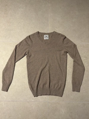 J Lindeberg tröja - Mjuk och lyxig beige tröja i 100% kashmir från J Lindeberg. Perfekt för dig som vill ha en snygg och prisvärd tröja. Skick: 9/10, tveka inte på att ställa några frågor! ✌️