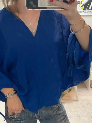 Blått sett  - Säljer ett soft blått sett med byxor och en tröja som har en cool passform. Det går bra att köpa ett plagg för sig 75kr isf! Byxorna är lite slitna. Säg till om du vill ha fler bilder eller vill diskutera pris💕