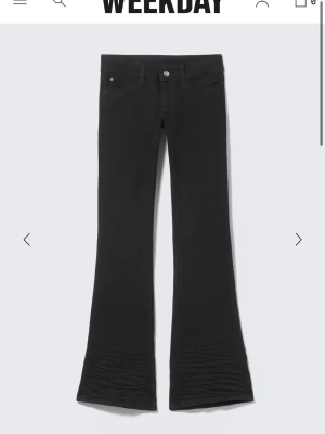 Svarta bootcut jeans från Weekday - Säljer ett par svarta bootcut jeans från Weekday i strl 28/32. De är helt nya och har lappen kvar. De är ändast testade. 