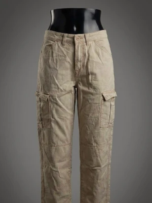 Beige cargopants från H&M Divided - Säljer ett par beige cargopants från H&M Divided i storlek 36. Byxorna har breda ben, stora fickor på sidorna och klassisk cargostil. Tillverkade i bomull med synliga sömmar och knappstängning framtill. Perfekta för en chill och avslappnad look.