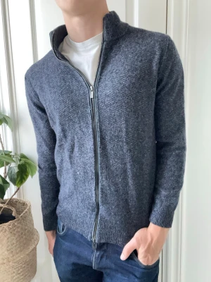 Massimo dutti full zip - Massimo dutti full zip, inga större defekter. Modellen är 180 cm 75 kg och bär storlek L. Kom med frågor! 