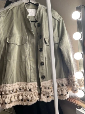 Grön Zara jacka - Snygg ljusgrön tunn jacka från Zara Woman💗skriv vid frågor💗
