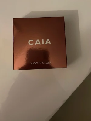 CAIA Glow Bronzer La Digue - Superbra bronzer från CAIA i nyansen La Digue. Råkade köpa fel nyans för min hudton så därför är den helt oanvänd! Det är en blandning av kräm och puder bronzer som lägger sig jättefint på huden, den går att bygga upp, så man kan välja att få ett väldigt naturligt resultat om man vill💓