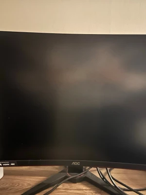 Svart böjd datorskärm från AOC - Säljer en svart böjd datorskärm från AOC med stilren design och bred skärm 245hz 32”. Skärmen har tunna kanter och står på ett stabilt stativ i metall. Perfekt för gaming, film eller multitasking vid datorn. 