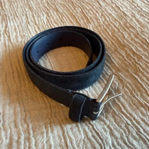 Mocka bälte - Mörkblått mocka bälte 