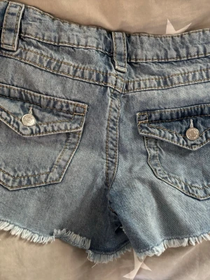 Lågmidjade shorts - Snygga blå jeansshorts med låg midja från Gina Tricot. Storlek 158 men passar mig som brukar ha xs💕 fint skick, aldrig använda