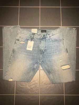 Tiger of Sweden jeans nya - Helt nya tiger of Sweden jeans. Alla lappar kvar. Goa slitningar och modellen pistolero. Storlek w30 l32