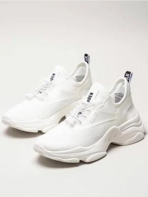 Vita sneakers från Steve Madden  - Stilrena helvita sneakers från Steve Madden med modern design och chunky sula. Ovandelen är i mesh och syntetmaterial, med snörning och svarta detaljer på hälen. Perfekta för en clean och sportig look. Nypris 800:-