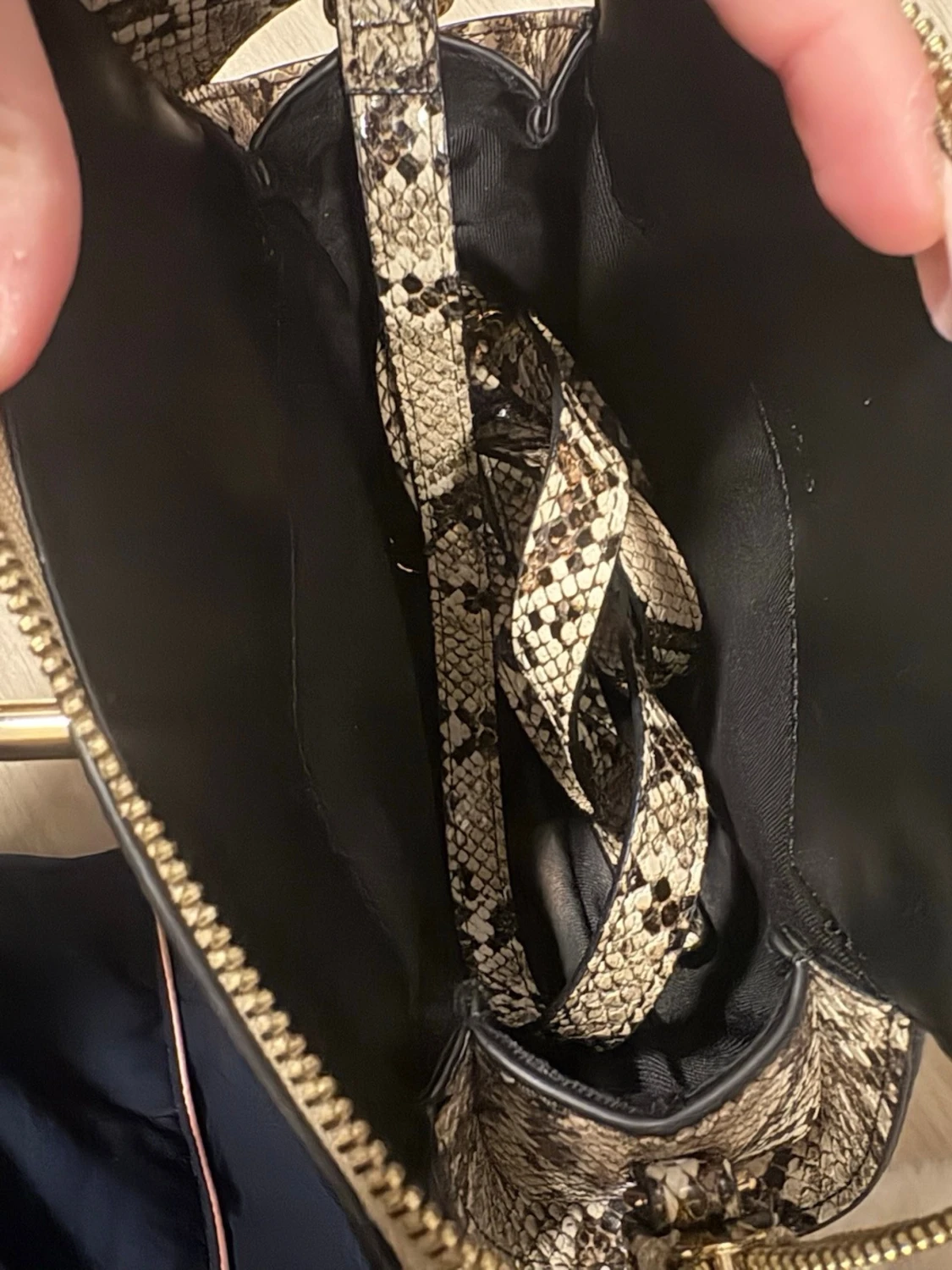 Beige handväska med ormmönster - 2