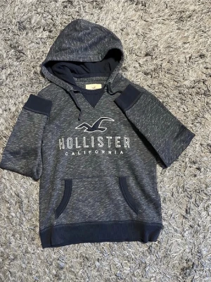 Mörkblå hollister tröja - Säljer nu denna mörkblå hollister tröjan i storlek S, den är i bra skick och passar alla outfits! Skriv till mig om ni har några funderingar kring den🌟🙌