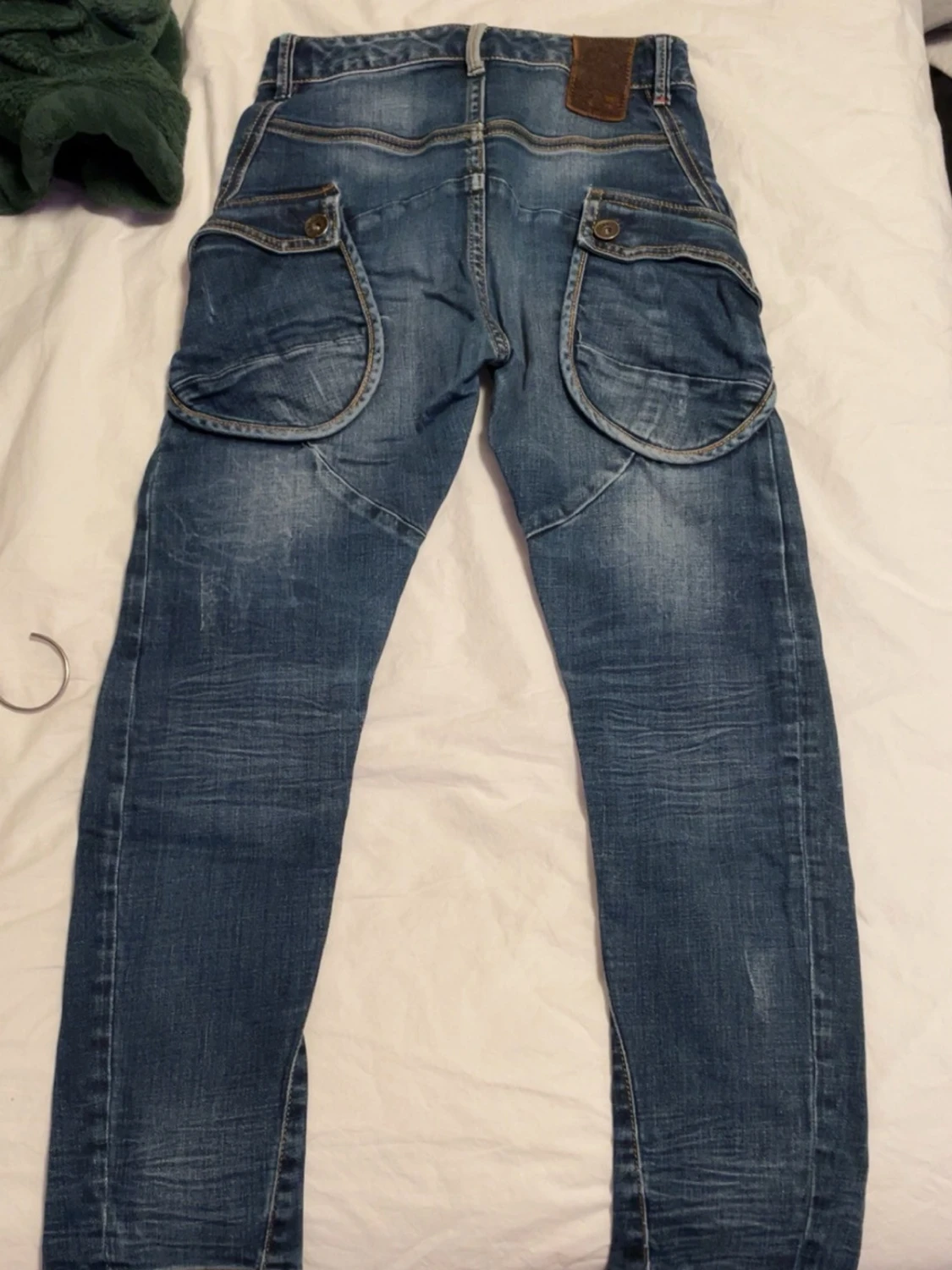 Blå jeans med stora bakfickor - 1