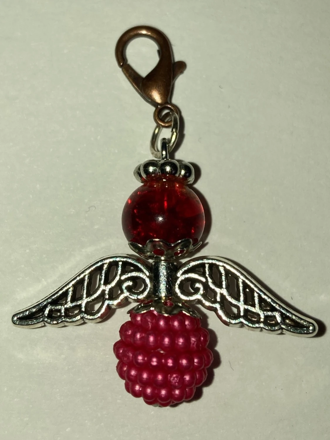 Röd ängelberlock med pärlor