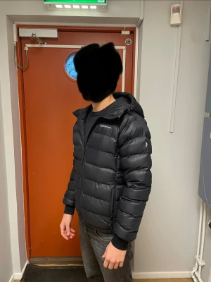 Svart dunjacka från Peak Performance - Säljer en svart dunjacka från Peak Performance, Perfekt för kalla dagar och riktigt snygg till jeans eller andra byxor.  Storlek M men sitter som S, Modellen är 174cm
