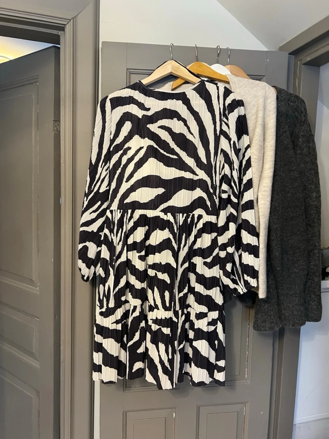 Zebramönstrad kortklänning med v-ringning - 1