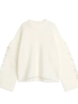 Arket sticks tröja med volanger - Säljer min jättefina stickade tröja från Arket med volanger på sidan