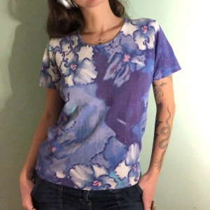 Blue flower vintage T-shirt - Så himla fin T-shirt med färg och mönster som gör en glad 🦋🌀💙💜 i felfritt skick!