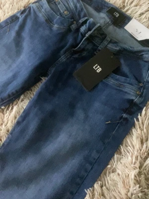 Ltb jeans valerie - Säljer ett par blå jeans från LTB i modellen Valerie. Låg midjade och är helt nya. Säljer pga att jag tog fel storlek i dem och det gick ej returnera dem. Ge gärna prisförslag💗storlek 25/36