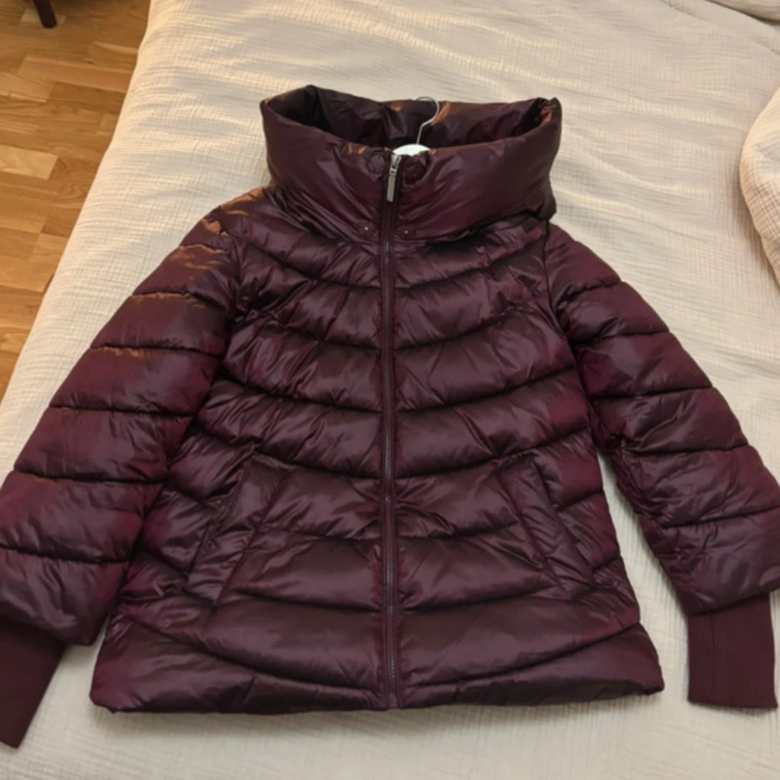 Tatuum vinröd pufferjacka med hög krage