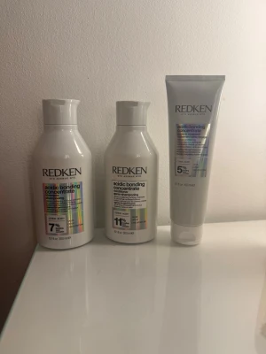 Redken Acidic Bonding Concentrate set - Säljer ett set med Redken Acidic Bonding Concentrate: schampo (7%), balsam (11%) och leave-in treatment (5%). Alla flaskor är vita med holografiska detaljer och tydlig märkning. Perfekt för dig som vill stärka och vårda håret med citronsyra. Jag köpte dessa ifrån Vinted och testat de 1 gång men mitt hår gillade de inte tyvärr 
