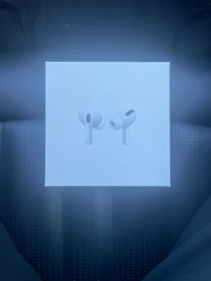 Apple AirPods Pro med MagSafe-laddning - Säljer ett par vita Apple AirPods Pro med MagSafe-laddningsetui. Trådlösa in-ear hörlurar med stilren design och kompakt laddningsfodral. Perfekta för musik, samtal och vardagsbruk. Levereras i originalförpackning. Priset är diskuterbart😁